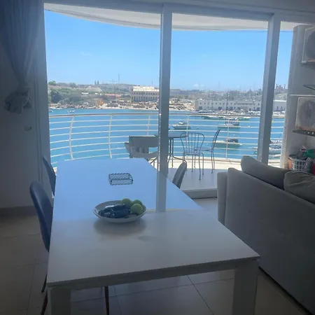 Penthouse With Sea View In Sliema, The 斯利马